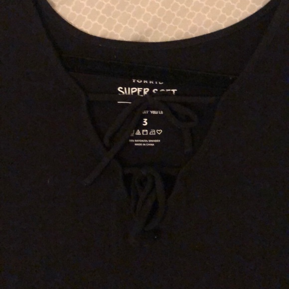 Fitted black shirt with front detail - Picture 2 of 2